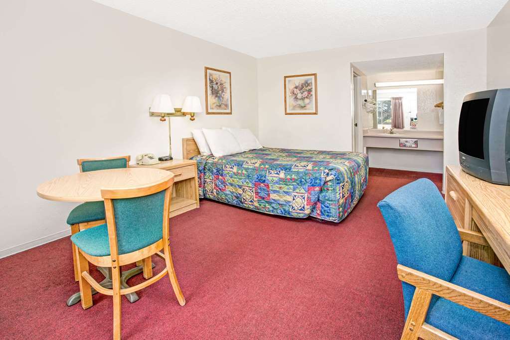 Knights Inn Aurora Room photo